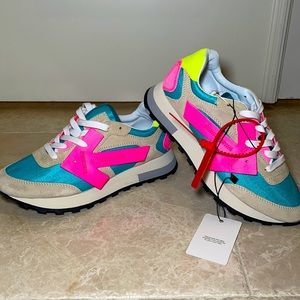 Off-white arrow print low top sneakers